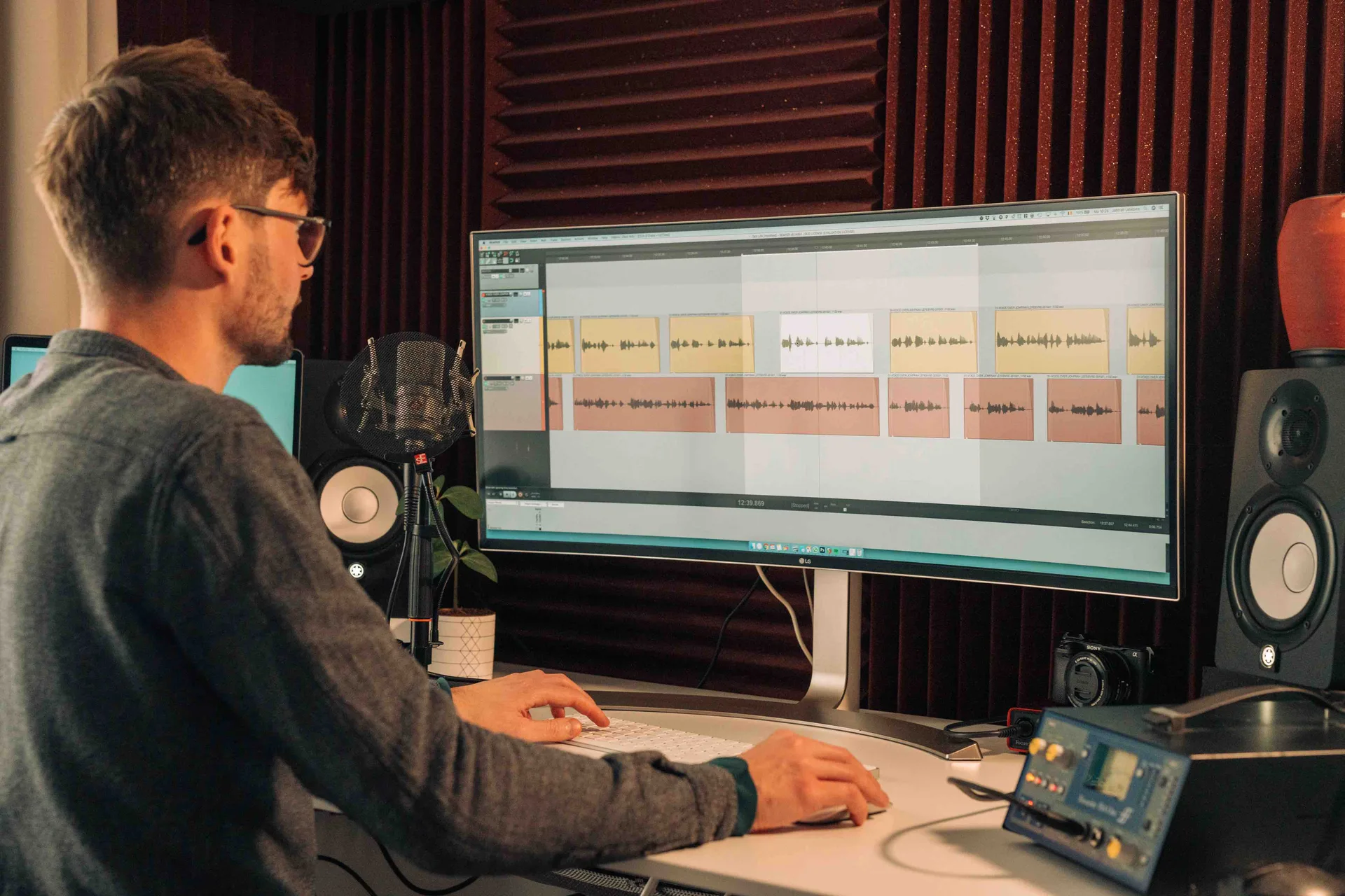 Homestudio van een voice-over — opnemen en editen, foto: Illias Teirlinck
